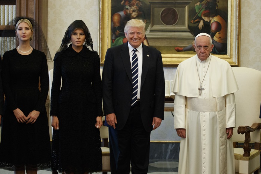JAHRESRUECKBLICK 2017 - INTERNATIONAL - Ivanka Trump, first lady Melania Trump, and President Donald Trump stand with Pope Francis during a meeting, Wednesday, May 24, 2017, at the Vatican. (KEYSTONE/ ...