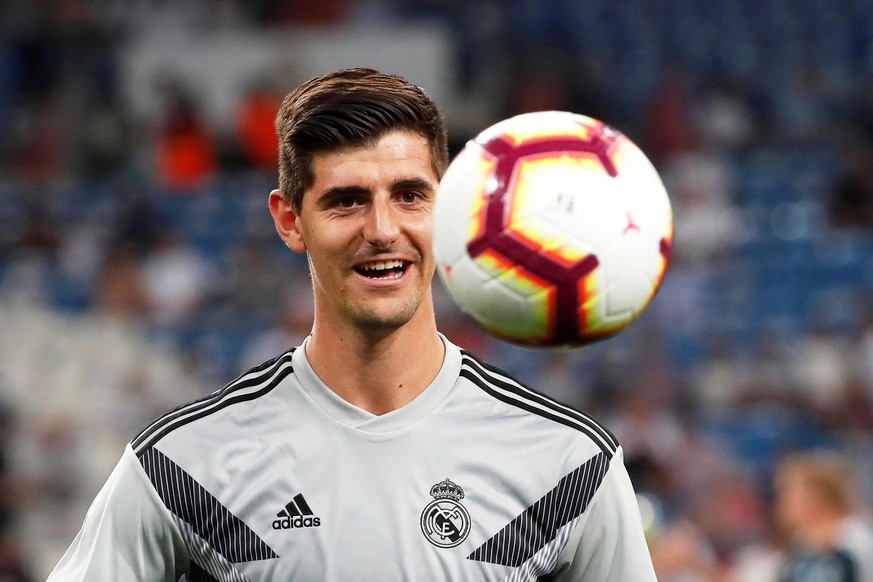 epa06959095 Real Madrid&#039;s goalkeeper Thibaut Courtois warms up for the Spanish Primera Division soccer match between Real Madrid and Getafe CF at Santiago Bernabeu stadium in Madrid, Spain, 19 Au ...