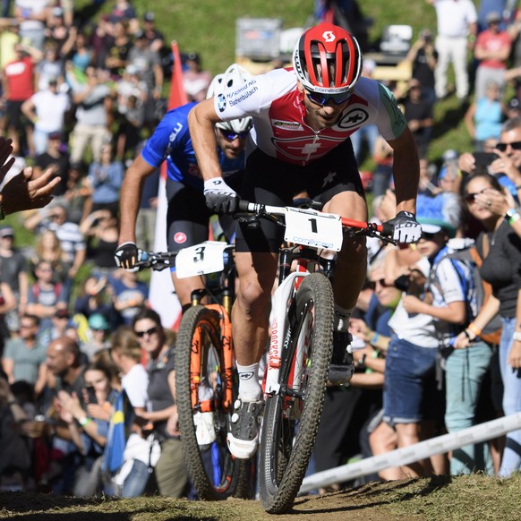 epa07005633 Nino Schurter (front) of Switzerland in action ahead Gerhard Kerschbaumer of Italy during the men&#039;s elite cross country olympic race at the UCI Mountain Bike World Championships in Le ...