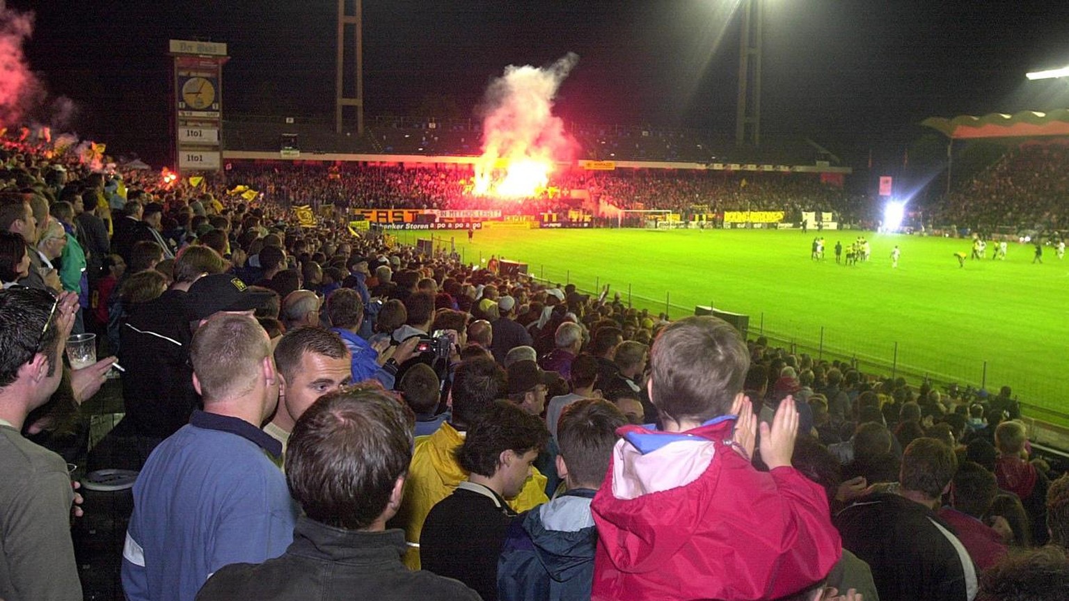 Mit dem Match YB gegen Lugano wird das Berner Wankdorf Stadion, am Samstag, 7. Juli 2001, verabschiedet. Das Wankdorfstadium wird am 3. August 2001 gesprengt. (KEYSTONE/Edi Engeler) === ELECTRONIC IMA ...