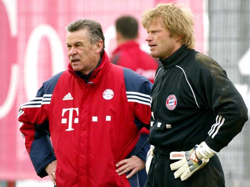 Ottmar Hitzfeld, links, Trainer des FC Bayern steht beim Mannschaftstraining am Montag, 8. Maerz 2004 in Muenchen neben Torhueter Oliver Kahn. (AP Photo/Uwe Lein)


---Ottmar Hitzfeld, left, headcoach ...