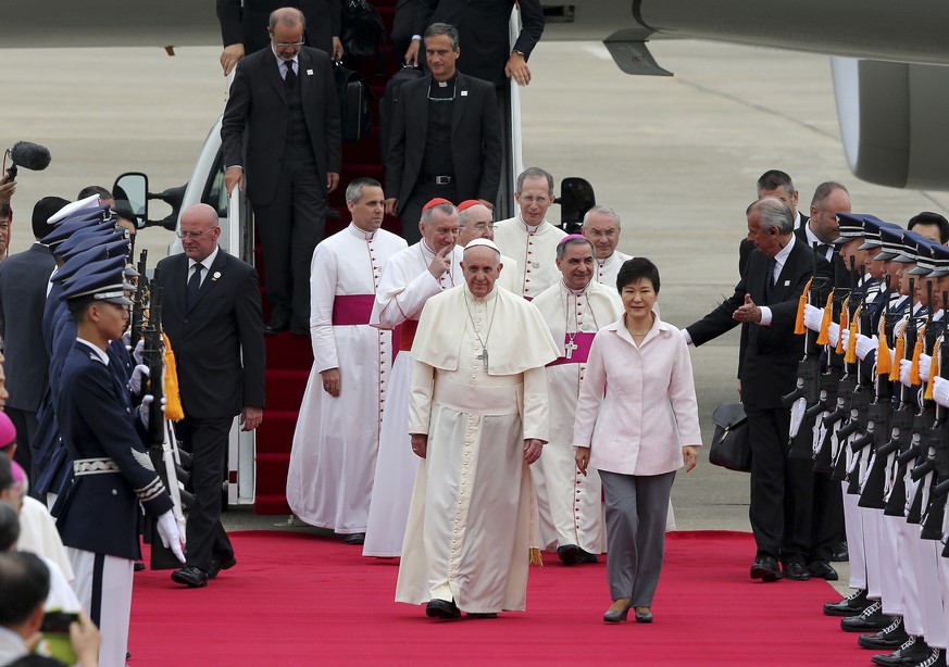 Papst Franziskus wird von der südkoreanischen Präsidentin Park Geun Hye am Flughafen empfangen.&nbsp;