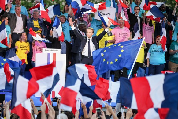 epa05944444 French presidential election candidate for the &#039;En Marche!&#039; (Onwards!) political movement, Emmanuel Macron (C), is cheered as he delivers a speech during an election campaign ral ...