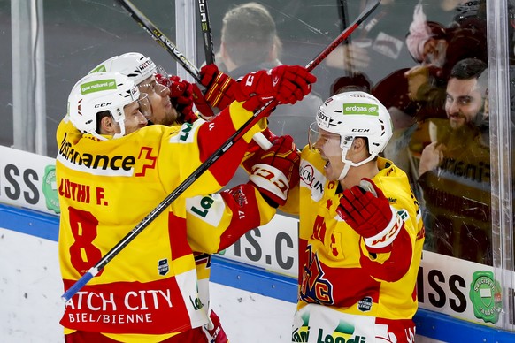 L’attaquant biennois Jan Neuenschwander, droite, triompher le 2:3 lors du match du championnat suisse de hockey sur glace de National League, entre le Lausanne Hockey Club, LHC, et le EHC Biel Bienne  ...