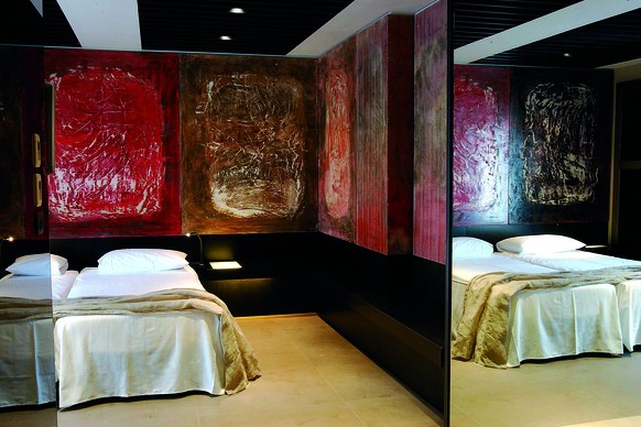 Moderne Kunst an den Wänden und minimalistisches Design in den Zimmern.