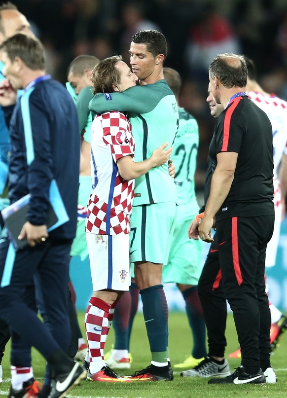 25.06.2016; Lens; Fussball Euro 2016 - Kroatien - Portugal; v.l. Luka Modric, Christiano Ronaldo (POR) (Sanjin Strukic/Expa/freshfocus)