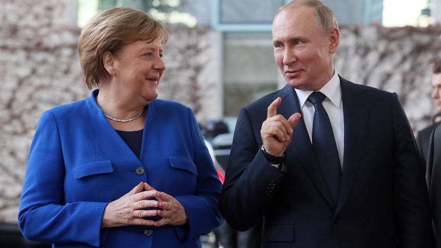 epa08141137 German Chancellor Angela Merkel (L) and Russian President Vladimir Putin (R) during the International Libya Conference in Berlin, Germany, 19 January 2020. By means of the &#039;Berlin Pro ...