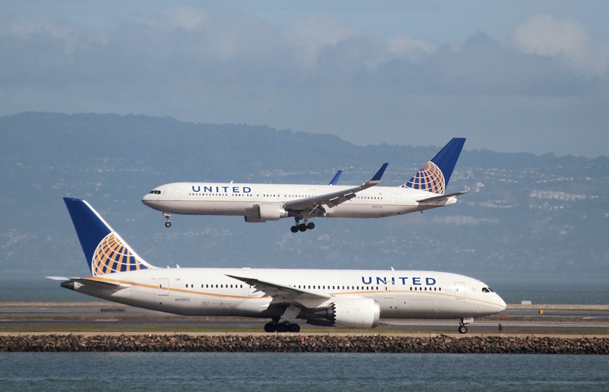 FILE PHOTO - A United Airlines Boeing 787 taxis as a United Airlines Boeing 767 lands at San Francisco International Airport, San Francisco, California, U.S. on February 7, 2015. REUTERS/Louis Nastro/ ...