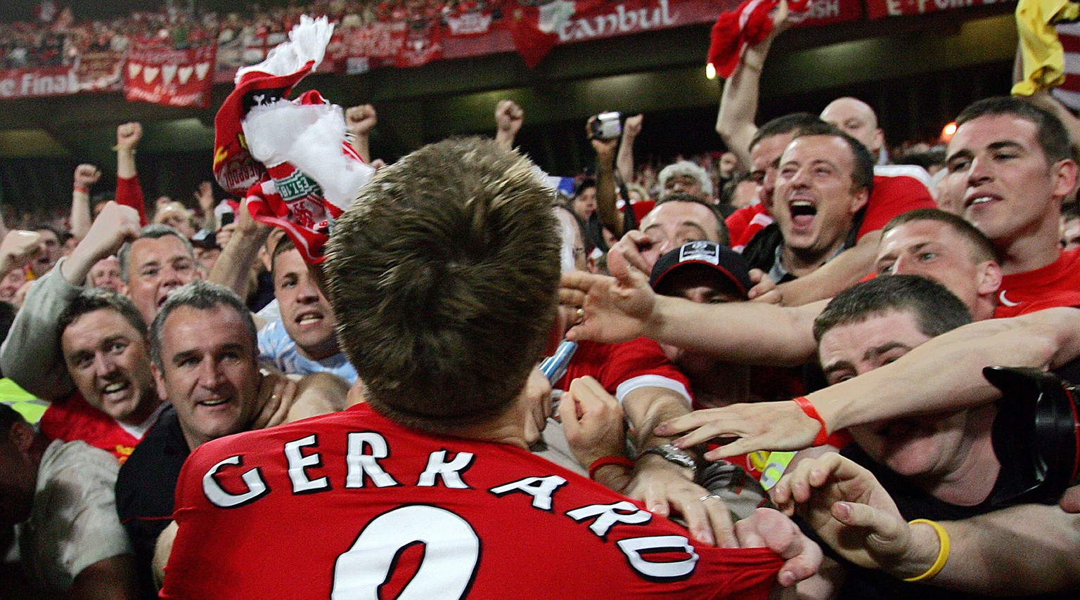 Einer von ihnen: Gerrard feiert mit Liverpool-Fans den Triumph in der Champions League im Jahr 2005.