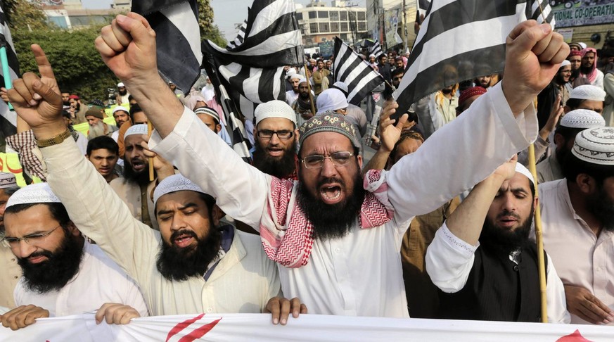 Demonstration radikaler Muslime bei einer Exekution in Mumtaz Quadri, Pakistan.