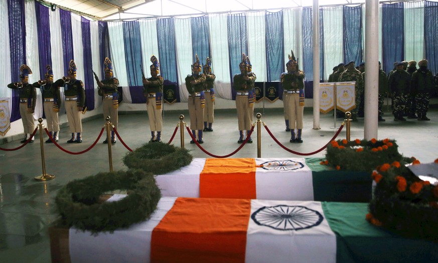 epa07408197 Indian paramilitary Central Reserve Police Force (CRPF) soldiers pay tribute near the coffins of their slain colleagues during a wreath-laying ceremony on the outskirts of Srinagar, Kashmi ...