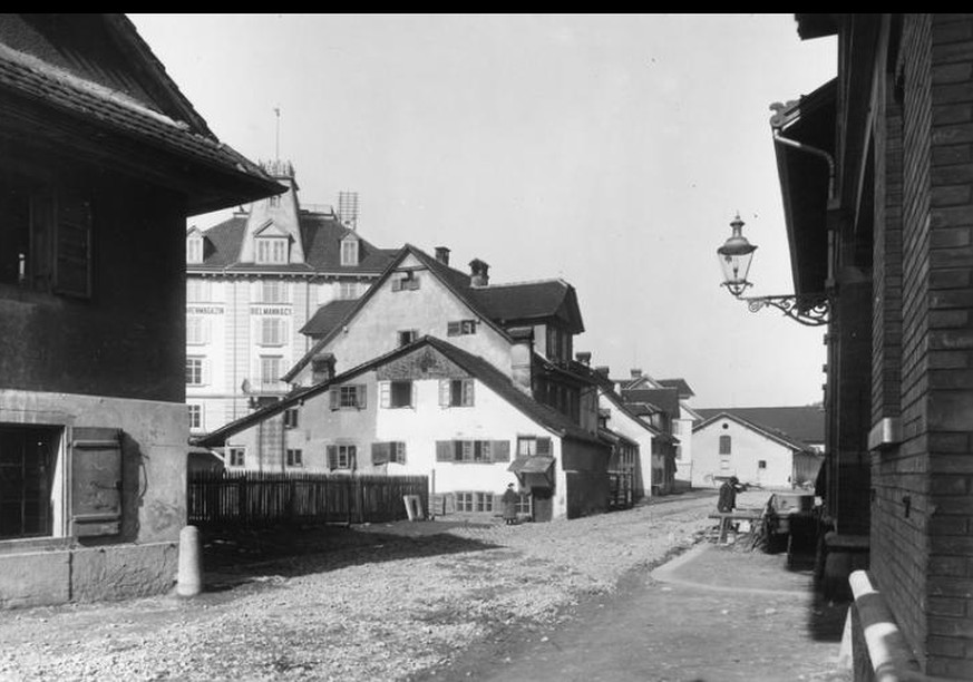 1901: Schnepfengestell, Militärstrasse. Im Schatten des repräsentiven Bleimannschen Hauses duckten sich die Häuser ohne jeglichen Wohnkomfort.