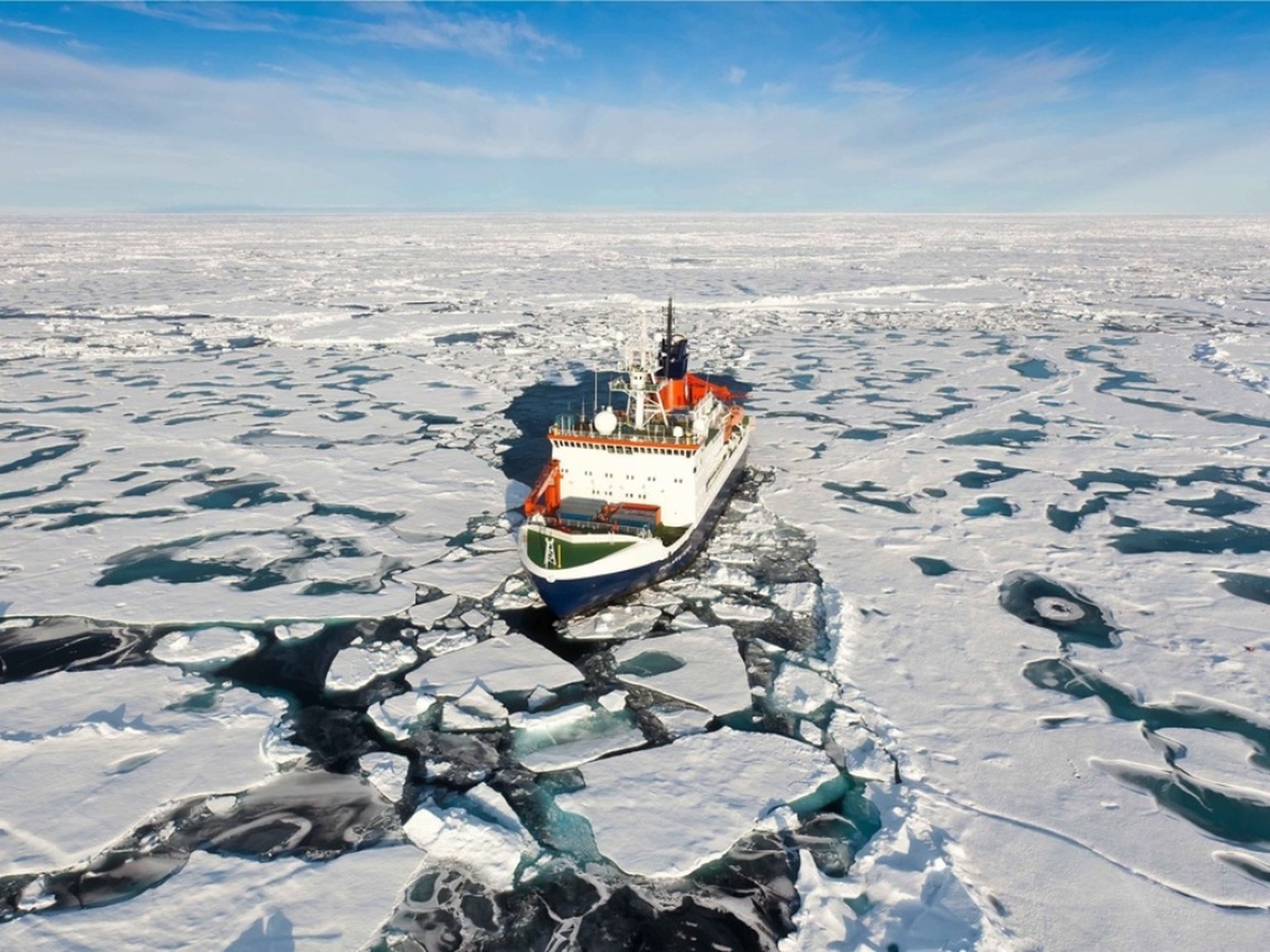 Das deutsche Expeditionsschiff &quot;Polarstern&quot; inmitten arktischer Eisschollen. Seine Mission &quot;Mosaic&quot; - mit Beteiligung von drei Schweizer Teams - endet am Montag. (Archivbild)