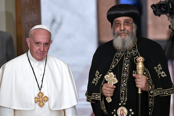 epa05933841 Pope Francis (L) meets the head of the Coptic Orthodox Church Pope Tawadros II at St. Mark&#039;s Cathedral in Cairo, Egypt, 28 April 2017. Pope Francis is on a two-day visit to Egypt and  ...