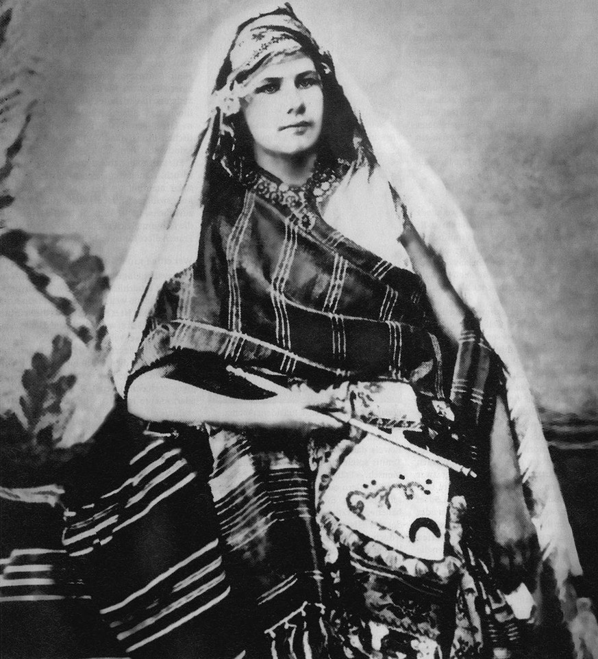 Isabelle Eberhardt in arabischen Gewändern, um 1900.
https://de.wikipedia.org/wiki/Isabelle_Eberhardt#/media/Datei:IsEberhardt.jpg
