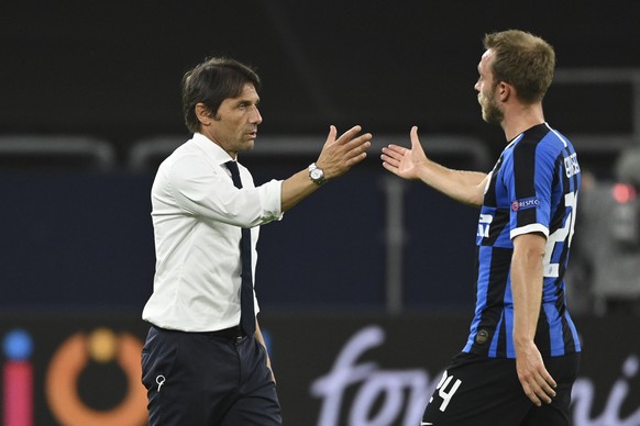 Inter Milan&#039;s head coach Antonio Conte clasps hands with Inter Milan&#039;s Christian Eriksen during the Europa League round of 16 soccer match between Inter Milan and Getafe at the Veltins-Arena ...