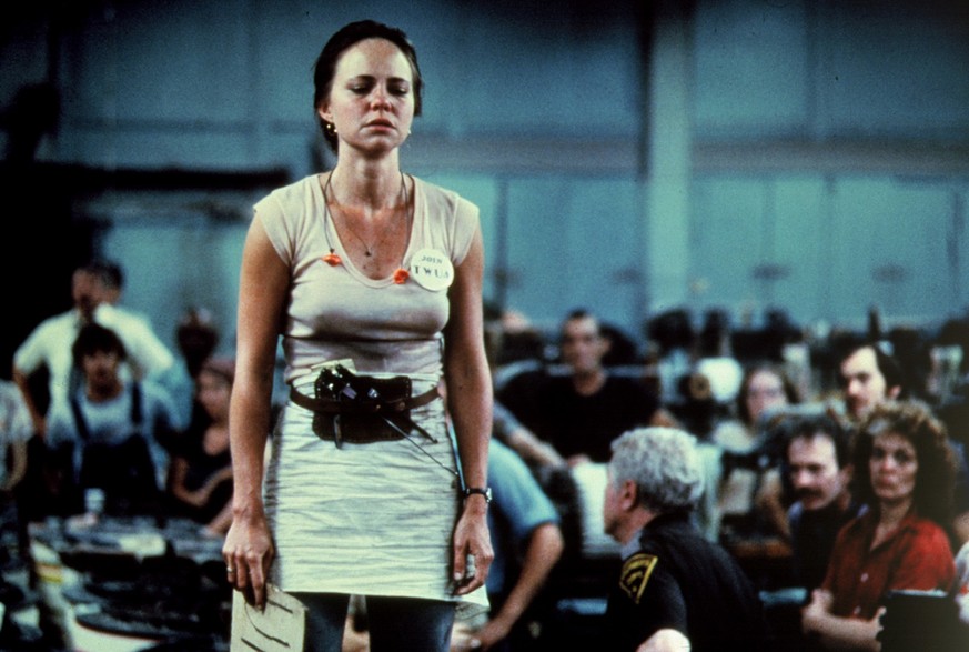 Sally Field appears in a scene from the 1979 film &quot;Norma Rae.&quot; Field won a best actress Oscar for her role as a gritty young woman who attempts to unionize a Southern textile mill. (KEYSTONE ...