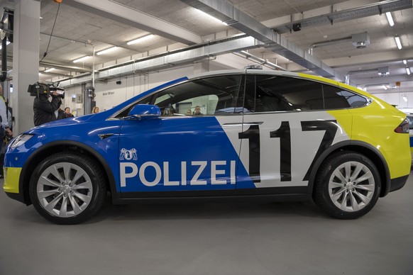 Ein Tesla X 100D, Bestandteil der erneuerten Flotte der Alarmpikett-Fahrzeuge der Kantonspolizei Basel-Stadt, fotografiert in Basel am Donnerstag, 6. Dezember 2018. (KEYSTONE/Georgios Kefalas)