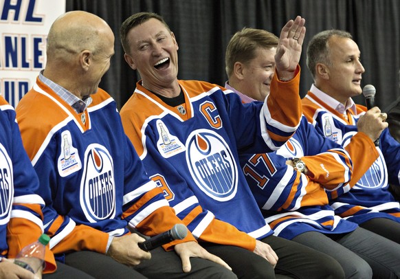 CORRECTS LAST NAME TO COFFEY, NOT COFFEE AS ORIGINALLY SENT - Former Edmonton Oilers&#039; Mark Messier, left, Wayne Gretzky and Jari Kurri laugh as Paul Coffey tells stories during the 1984 Stanley C ...