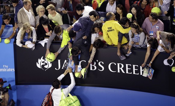 Federer macht nach der Partie die Fans glücklich.