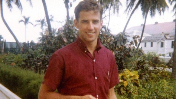 Der junge Joe Biden schlägt zuerst eine universitäre Laufbahn ein, studiert Rechtswissenschaften in Newark und New York und schliesst 1968 mit einem Berufsdoktorat ab. Er belegte in einem Jahrgang von ...