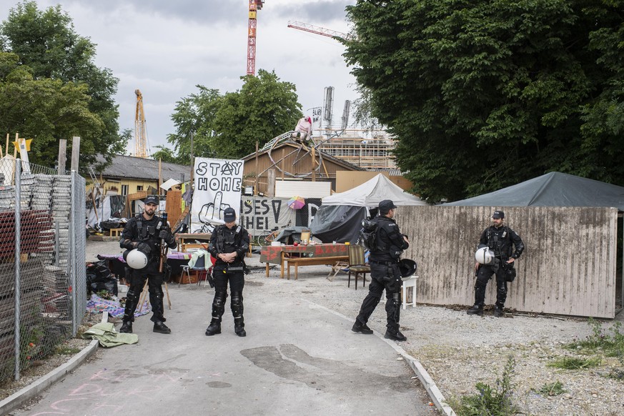 Polizisten sichern das ehemalig besetzte Juch-Areal in Zuerich, aufgenommen am Samstag, 23. Mai 2020. (KEYSTONE/Ennio Leanza)