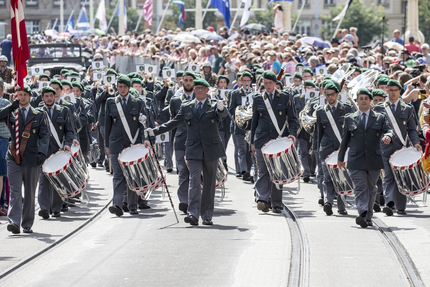 Das Rekrutenspiel der Schweizer Armee marschiert anlaesslich der Basel Tattoo Parade am Samstag, 23. Juli 2016 durch die Basler Innenstadt. 120&#039;000 Zuschauer verfolgten die ueber 50 Formationen a ...