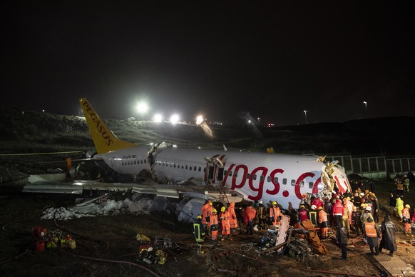 epaselect epa08196022 Firefighters and medics try to evacute victims after a Pegasus Airlines plane has skidded off the Sabiha Gokcen airport runway in Istanbul, Turkey, 05 February 2020. Some 52 peop ...