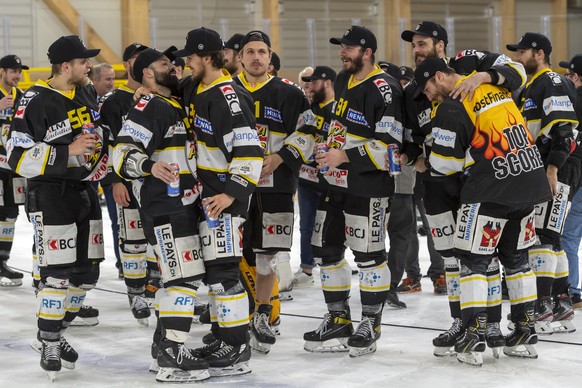 Ajoies Mannschaft feiert nach dem sechsten Eishockey Playoff-Finalspiel der Swiss League zwischen dem HC Ajoie und dem EHC Kloten, in der Raiffeisen Arena in Pruntrut, am Mittwoch, 28. April 2021. (KE ...