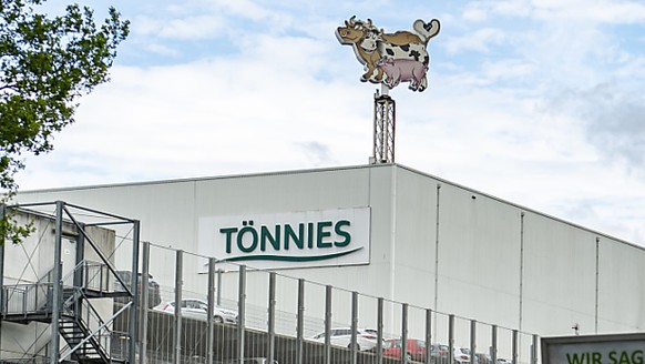 ARCHIV - Außenansicht des Firmengeländes vom Fleischwerk Tönnies in Rheda-Wiedenbrück. Beim Schlachtereibetrieb Tönnies in Rheda-Wiedenbrück sind seit Anfang der Woche 400 Mitarbeiter positiv auf das  ...