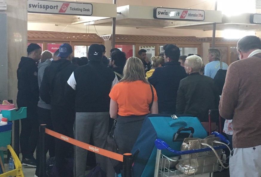 Alle wollen nach Hause: Schlange am Ticketschalter am Flughafen Agadir.