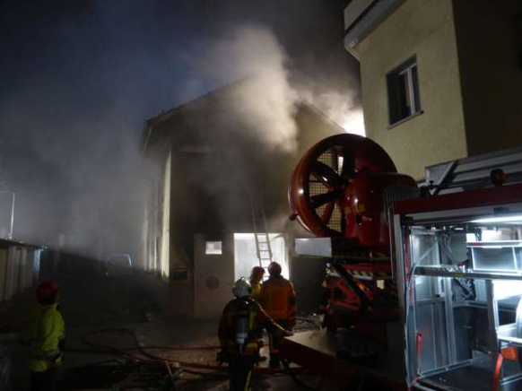 Mehrere hunderttausend Franken Sachschaden meldet die Polizei bei diesem Brand in der Garage.