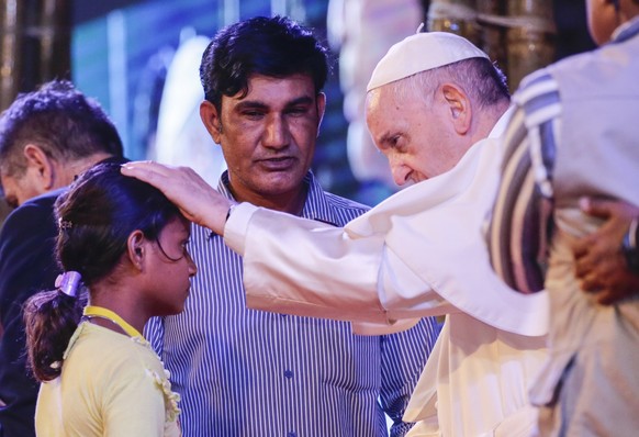 epa06361524 Pope Francis (C-R) consoles a Rohingya orphan girl during an Interreligious and Ecumenical meeting for peace at the garden of the Archbishop in Dhaka, Bangladesh, 01 December 2017. Pope Fr ...