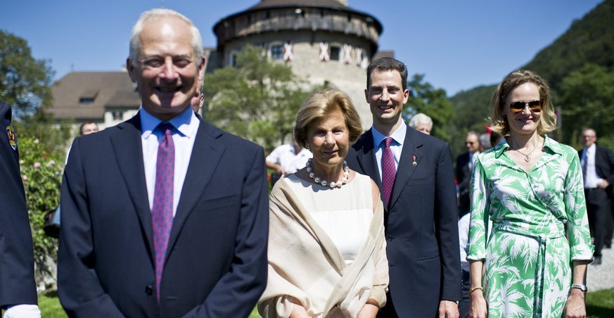 Im Fürstentum Liechtenstein ist die Welt noch in Ordnung: Hans Adam II. mit seiner Frau Marie, Erbprinz Alois von und zu Liechtenstein und dessen Frau Sophie Prinzessin von Bayern (von links).