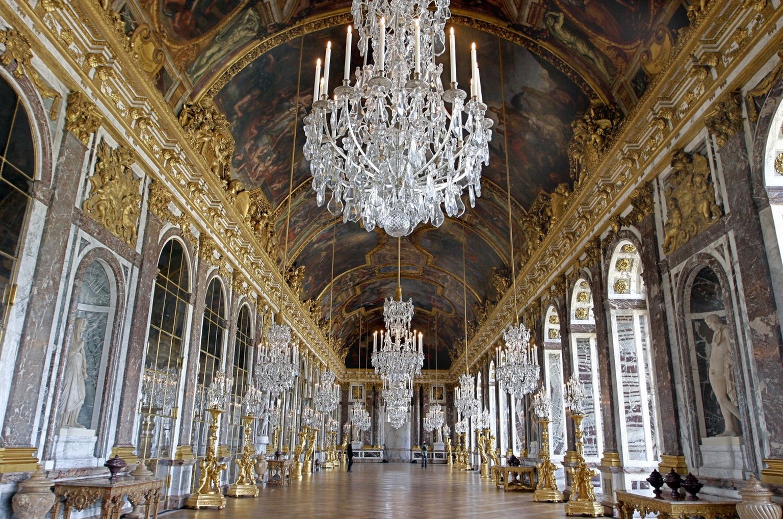 Der barocke Spiegelsaal mit den benachbarten Salons des Krieges und des Friedens bildet den Mittelpunkt der Paradezimmer.