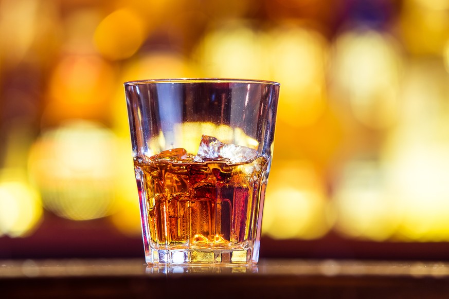 whisky on the rocks whiskey eis eiswürfel drinks trinken alkohol spirituosen schnapps scotcbh bourbon rye