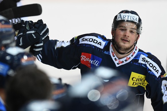Ambri&#039;s player Dominic Zwerger celebrates the 1-1 goal, during the preliminary round game of the National League Swiss Championship 2017/18 between HC Ambrì Piotta and HC Davos, at the ice stadiu ...