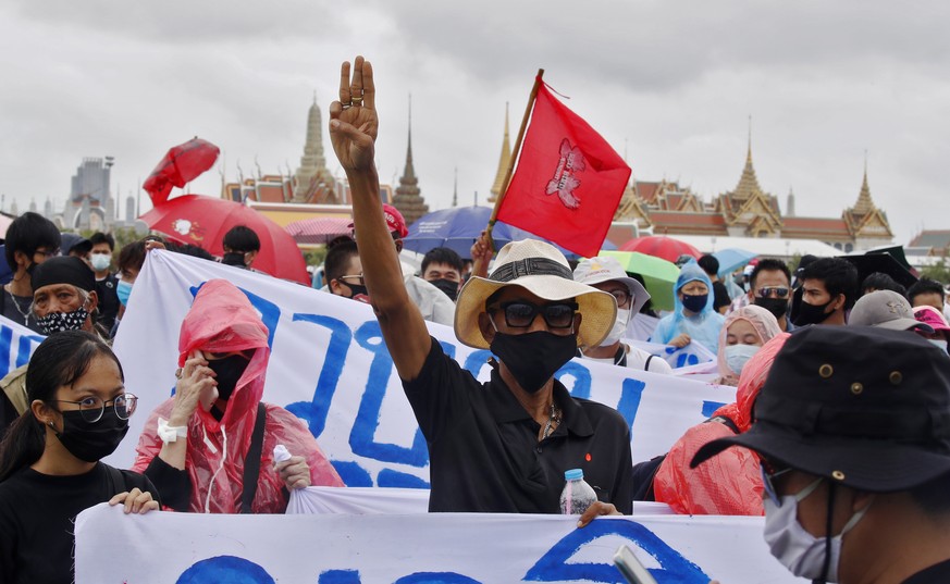 epa08680249 Pro-democracy protesters flash three-finger salute during an anti-government protest at the Royal Ground of Sanam Luang in Bangkok, Thailand, 19 September 2020. Tens of thousands of anti-g ...