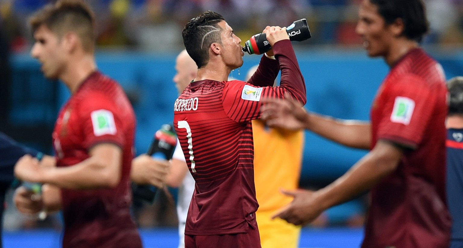 Superstar Cristiano Ronaldo macht's vor: In Manaus muss auch während des Spiels fleissig getrunken werden.