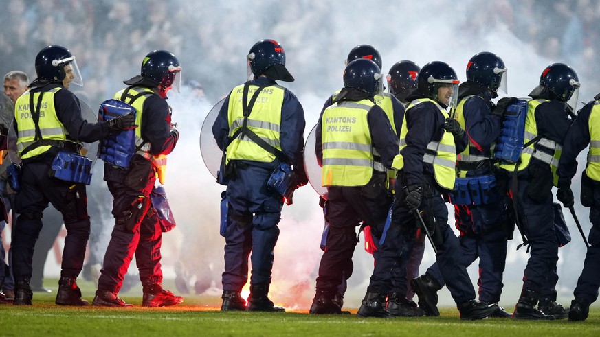 Die Polizei draengt die Balser Hooligans / Fans zureuck nach dem Fussball Meisterschaftsspiel der Super League zwischen dem FC Aarau und dem FC Basel am Donnerstag, 15. Mai 2014, im Stadion Bruegglife ...