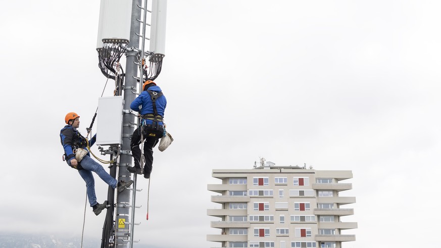 ARCHIVBILD ZUR NATIONALEN KUNDGEBUNG &quot;STOP 5G&quot;, AM FREITAG, 10. MAI 2019 IN BERN ---- Deux employes de l&#039;entreprise Axians installent une antenne 5G de communication pour les mobiles su ...