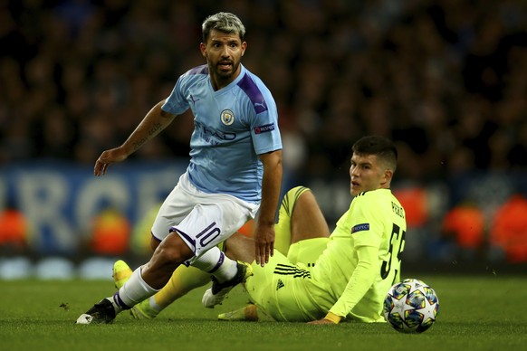 Manchester City&#039;s Sergio Aguero is tackled by Dinamo Zagreb&#039;s Dino Peric during the group C Champions League soccer match between Manchester City and Dinamo Zagreb at the City of Manchester  ...
