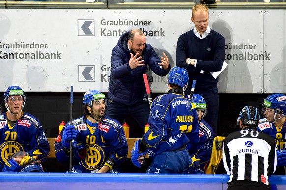 Der Davoser Head Coach Christian Wohlwend, hinter der Bande, diskutiert aufgebracht mit dem Unparteiischen, beim Eishockey-Qualifikationsspiel der National League A zwischen dem HC Davos und dem HC Lu ...