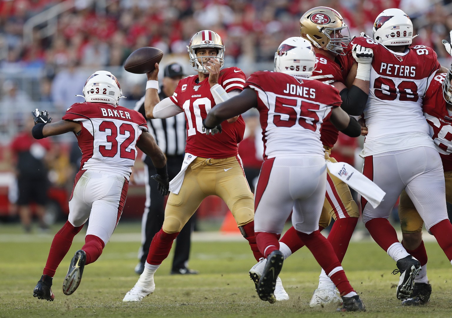 epa08004938 San Francisco 49ers quarterback Jimmy Garoppolo (C) drops back to pass against the Arizona Cardinals during the second half of their NFL game at Levi&#039;s Stadium in Santa Clara, Califor ...
