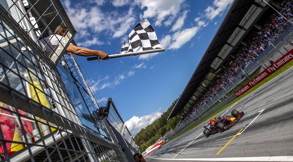 epa06855464 Dutch Formula One driver Max Verstappen of Aston Martin Red Bull Racing passes the finish line with checkered flag during the Formula One Grand Prix of Austria at the Red Bull Ring circuit ...