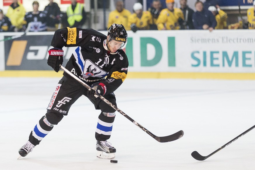 L&#039;attaquant fribourgeois Roman Cervenka, lors du match du championnat suisse de hockey sur glace de National League entre le HC Fribourg-Gotteron et le HC Davos ce samedi, 4 novembre 2017 a la BC ...