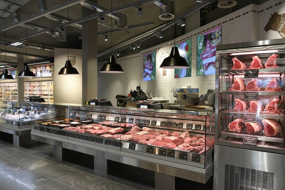 Fleischabtelung in der Coop - Filiale in Zumikon (ZH) am Dienstag, 13. Dezember 2016. Der neue Coop in Zumikon ist die erste Coop-Verkaufsstelle, die komplett nach neuen Ladenkonzept realisiert wurde. ...