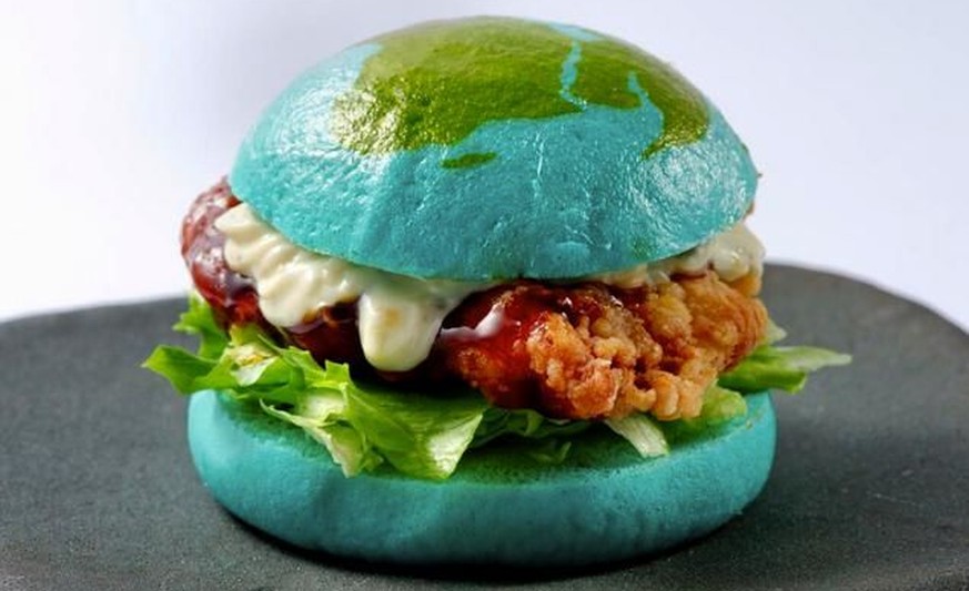 tonkatsu burger japan blaues brot http://kotaku.com/is-this-blue-burger-amazing-or-disgusting-1623192062
