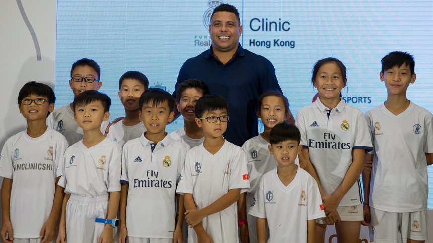 epa05992444 Soccer legend Ronaldo Luis Nazario de Lima (C), who is better known by just his first name Ronaldo, poses for photographs with local soccer fans during a promotional event for the &#039;Re ...