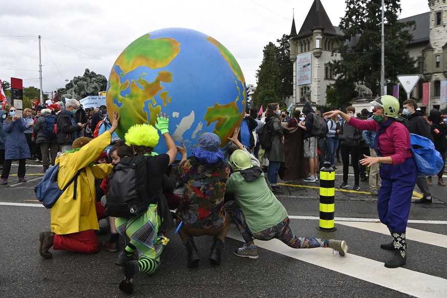 Klimaaktivisten protestieren waehrend ihrer Aktionswoche ?Rise up for Change?, am Freitag, 25. September 2020, auf dem Helvetiaplatz in Bern. (KEYSTONE/Anthony Anex)
